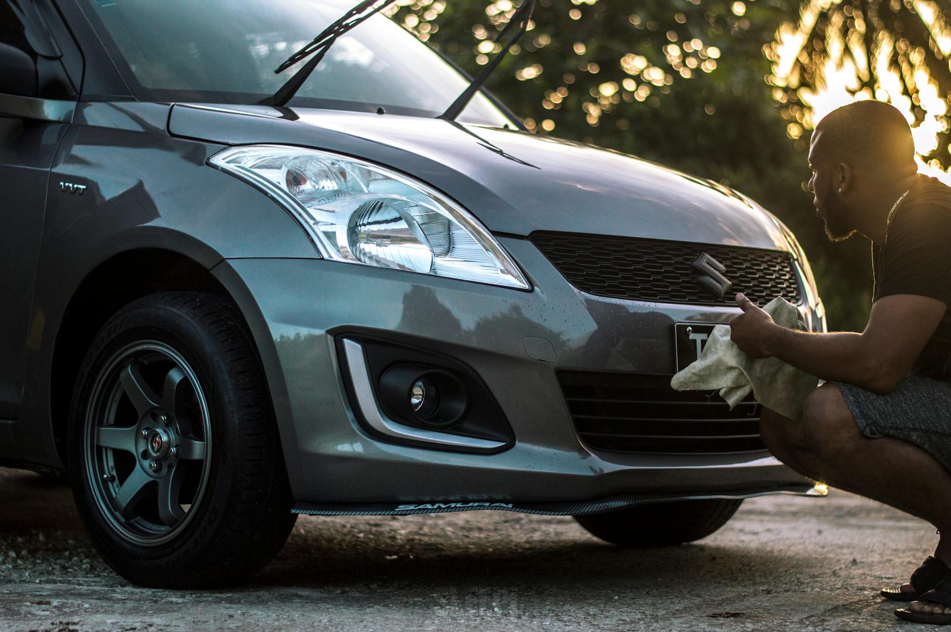 els.com/photo/photo-of-man-cleaning-his-car-1740919/" rel="nofollow">Pexels.com